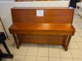 un piano posé au milieu d'une pièce