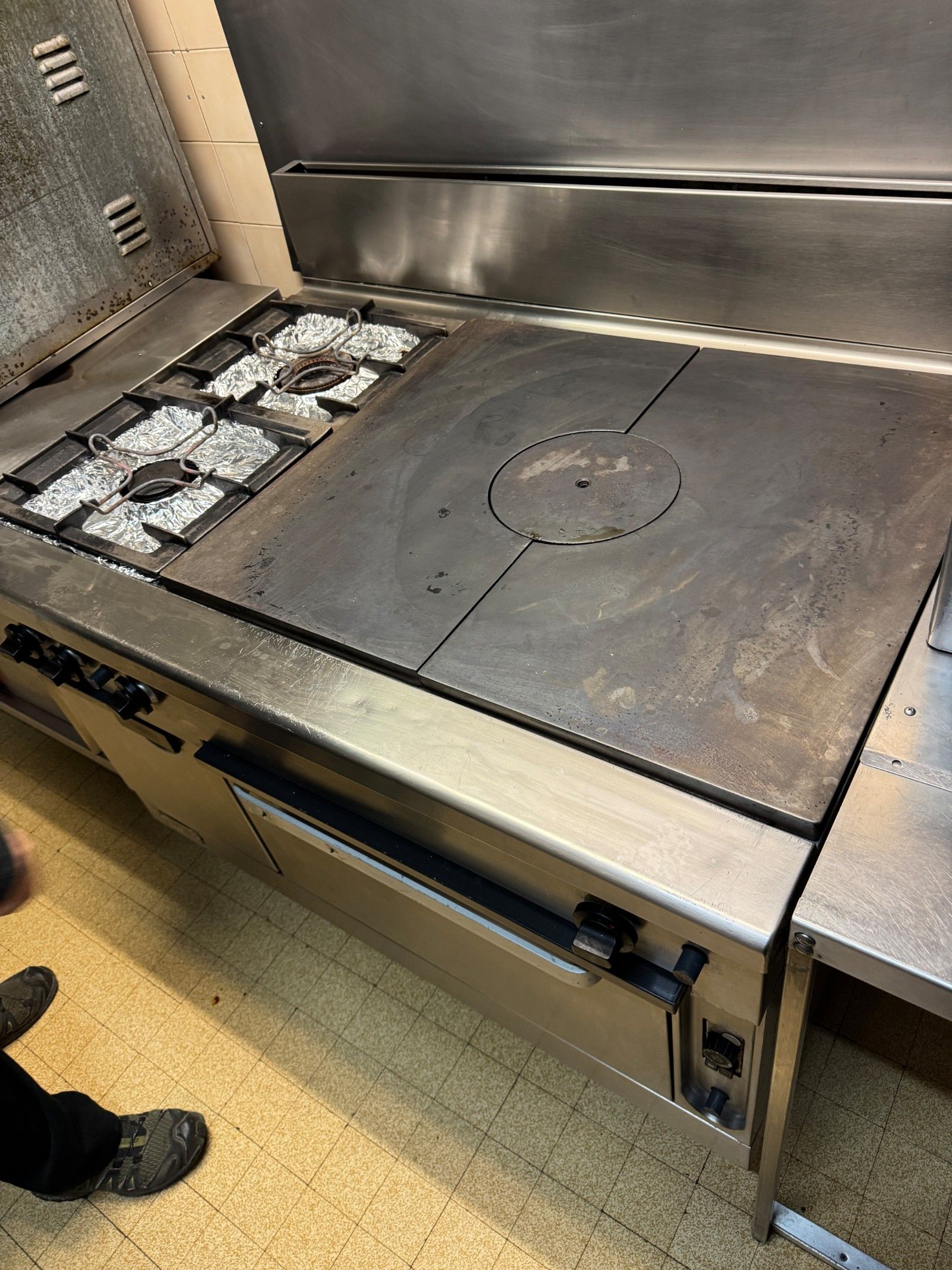 C15 : Piano de cuisson 3 feux avec chauffe assiette et four