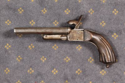 un pistolet posé sur une table