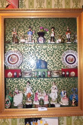 une photo d'une vitrine sur laquelle sont disposées de nombreuses figurines