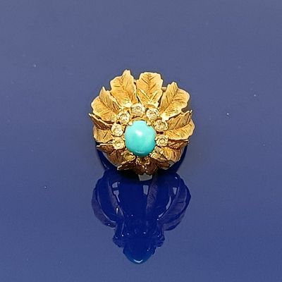 une image représentant une bague en or ornée d'une pierre turquoise au centre
