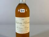 une bouteille de vin posée sur une table