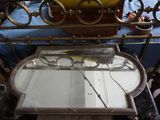 un miroir posé sur une table à côté d'une chaise