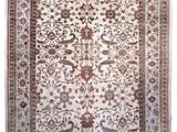 un tapis blanc et rouge orné d'un motif floral