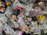 un tas d'objets divers posés sur une table