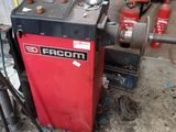 une photo d'une machine rouge et noire dans un garage