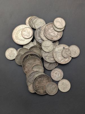 quelques pièces d'argent sont éparpillées sur une surface noire
