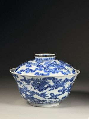 deux vases bleus et blancs posés l'un à côté de l'autre sur une table