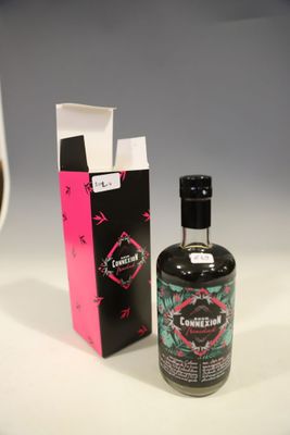 une bouteille d'alcool à côté d'un paquet de cigarettes
