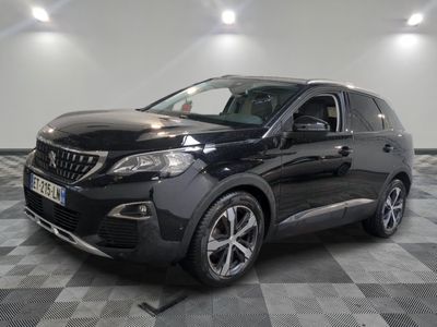 la voiture noire est garée sur le sol en damier d'un garage