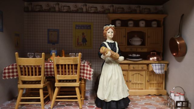Diorama. Composition miniature, dans une vitrine en bois, vitre e...