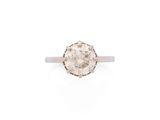 une bague en or blanc et diamants