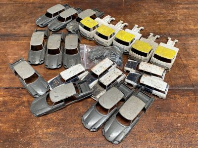 un tas de vieilles pièces métalliques posées sur une table en bois