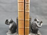 paire de serre-livres en bronze représentant un singe et un singe assis sur une souche d'arbre