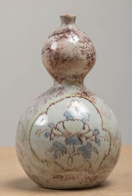 un petit vase posé sur une table en bois