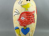 un vase orné d'une peinture représentant un poisson et un oiseau
