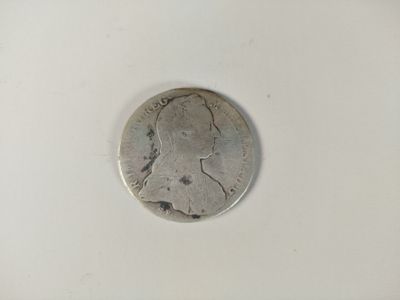 gros plan d'une pièce de monnaie sur une surface blanche avec un fond blanc