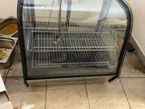 une vitrine en verre dans un coin de la cuisine