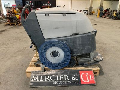 une machine posée sur une palette dans un entrepôt