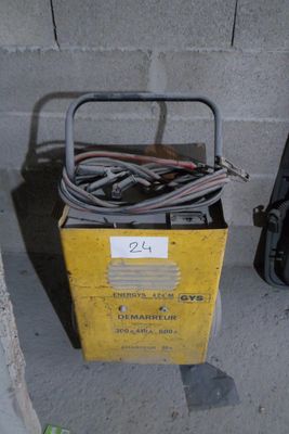 une boîte jaune contenant des fils, posée par terre
