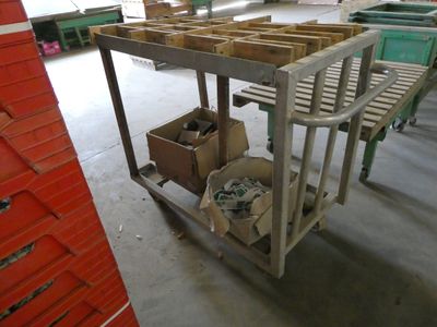 une table sur laquelle sont empilées des caisses dans un entrepôt