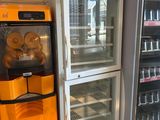 deux réfrigérateurs placés l'un à côté de l'autre dans un magasin
