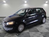 La Volkswagen B-Cross noire est garée sur un sol en carreaux à damier.
