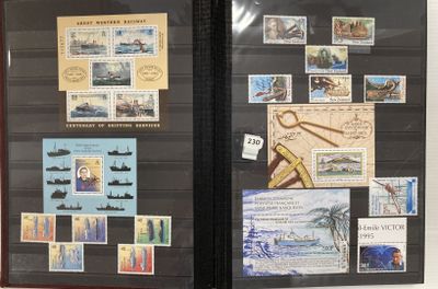 une photo d'une vitrine contenant des timbres et sur laquelle sont posés des timbres