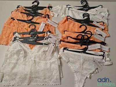 Trois paires de sous-vêtements sont exposées sur une table