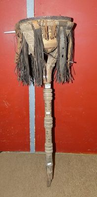 un poteau en bois orné d'une décoration quelconque