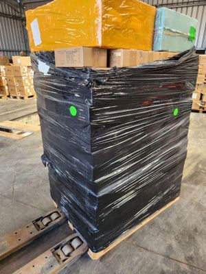 une grande pile de cartons sur une palette dans un entrepôt