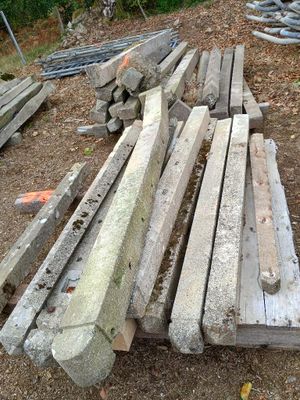 un tas de bois posé par terre à côté d'un tas de bûches