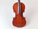 un vieux violon posé sur une surface blanche