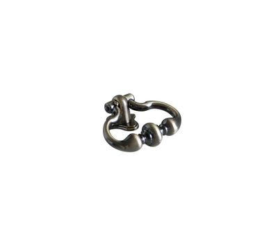 une image représentant une bague en argent ornée de deux perles noires, sur fond blanc