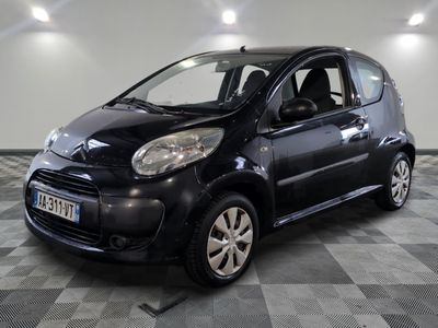 la photo d'une petite voiture noire sur un sol en damier