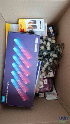 une boîte en carton contenant un certain nombre d'objets
