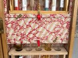 une armoire en bois sur laquelle sont posées des bouteilles de vin et d'autres bouteilles