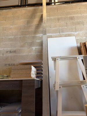 une échelle adossée au mur d'une pièce