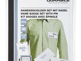 un gros plan sur un paquet de vêtements portant des étiquettes
