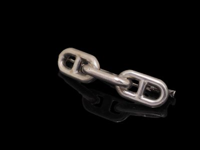 chaîne plaquée argent sur fond noir avec reflets