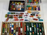 de nombreux modèles différents de petites voitures et de camions dans une boîte