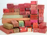 un grand nombre de boîtes empilées les unes sur les autres