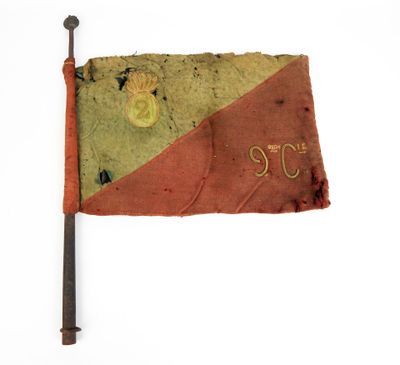 un vieux drapeau rouge et vert sur lequel figure le chiffre neuf