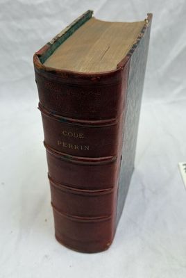 un livre brun posé sur une table blanche