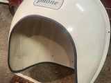 une niche blanche posée à même le sol