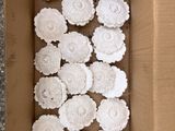 une boîte en carton contenant un bouquet de fleurs blanches