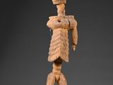 une figurine en bois représentant un homme avec une tête et un torse