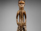 une image représentant une statue en bois d'un homme tenant un poisson