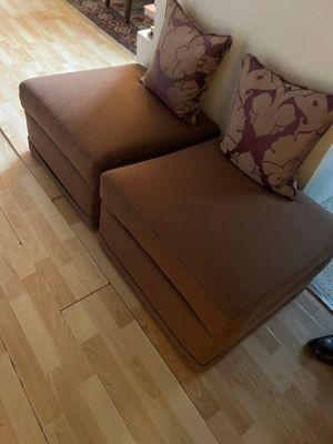 un parquet en bois massif dans un salon équipé d'un canapé et d'un fauteuil