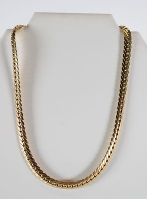 une photo d'un collier en or sur un mannequin